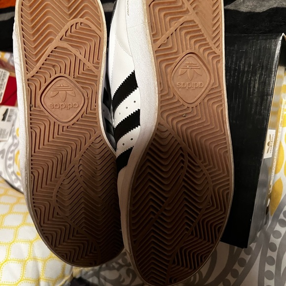 Adidas superstar, mens, size 8.5. - Picture 4 of 5